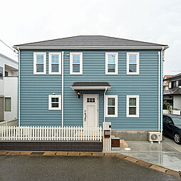 ヤマト住建 住まいのギャラリー南大阪店の施工事例「ブルーのラップサイディングが印象的なアメリカンハウス」の画像