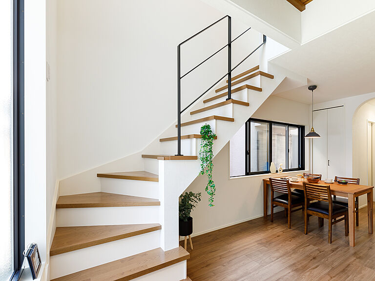 アトリエツバキ 一級建築士事務所の公式画像_階段2