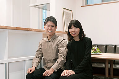 小嶋工務店 TOKYO WOOD - 小金井展示場の施工事例「無垢の木たっぷり カフェのようなリビング吹き抜けと大きな窓で数字以上の開放感!」の画像