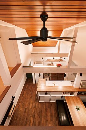 小嶋工務店 TOKYO WOOD - 立川第一展示場の施工事例「無垢の木たっぷり カフェのようなリビング吹き抜けと大きな窓で数字以上の開放感!」の画像2