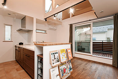 小嶋工務店 TOKYO WOOD - Forest Family展示場の施工事例「無垢の木たっぷり カフェのようなリビング吹き抜けと大きな窓で数字以上の開放感!」の画像3