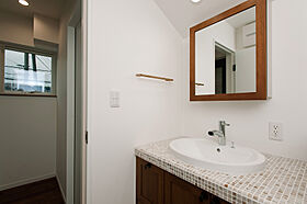 小嶋工務店 TOKYO WOOD - 立川第一展示場の施工事例「無垢の木たっぷり カフェのようなリビング吹き抜けと大きな窓で数字以上の開放感!」の画像7