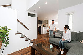 小嶋工務店 TOKYO WOOD - 立川第一展示場の施工事例「【2000万円~】カッコよく、居心地がいい! ランドリールームで家事もスマートに」のメイン画像