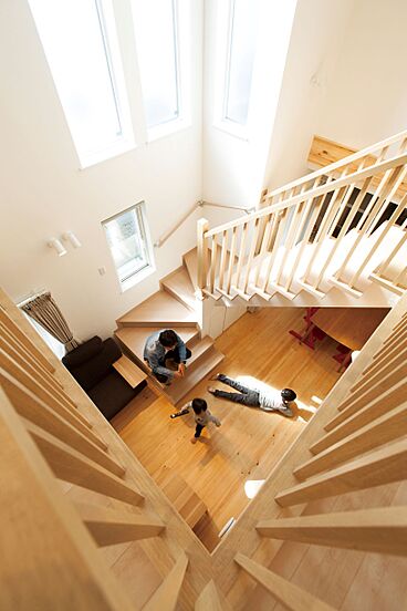小嶋工務店 TOKYO WOOD - 立川第一展示場の施工事例「陽だまりリビングが自慢。1階から小屋裏まで続く伸びやかな吹抜の家」の画像