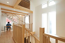 小嶋工務店 TOKYO WOOD - 立川第一展示場の施工事例「陽だまりリビングが自慢。1階から小屋裏まで続く伸びやかな吹抜の家」の画像4