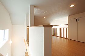 小嶋工務店 TOKYO WOOD - 立川第一展示場の施工事例「陽だまりリビングが自慢。1階から小屋裏まで続く伸びやかな吹抜の家」の画像6