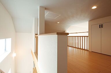 小嶋工務店 TOKYO WOOD - 立川第一展示場の施工事例「陽だまりリビングが自慢。1階から小屋裏まで続く伸びやかな吹抜の家」の画像6