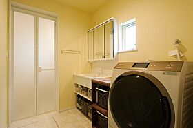 小嶋工務店 TOKYO WOOD - 立川第一展示場の施工事例「陽だまりリビングが自慢。1階から小屋裏まで続く伸びやかな吹抜の家」の画像8