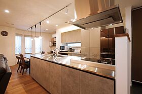 小嶋工務店 TOKYO WOOD - 立川第一展示場の施工事例「「柱・梁・筋交い」木の存在感とデザインにこだわった快適な家」の画像9