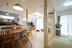 小嶋工務店 TOKYO WOOD - 立川第一展示場の施工事例「【2500万円~】無垢の木と陽だまりに包まれた、家事や子育てが楽しくなる家」の画像1