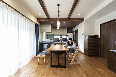 小嶋工務店 TOKYO WOOD - 立川第一展示場の施工事例「【3240万円】憧れの吹き抜けと快適さを実現!こだわりの「多摩の木」で叶えた家」の画像2