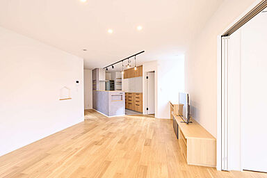 小嶋工務店 TOKYO WOOD - 小金井展示場の施工事例「【3098万円】それぞれの住みやすさと関係性に配慮、風通しの良いズレの2世帯。」の画像