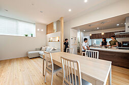 小嶋工務店 TOKYO WOOD - Forest Family展示場の施工事例「【3000万円~】高低差を生かした絶妙な設計で明るく開放感に包まれたLDKへ」の画像