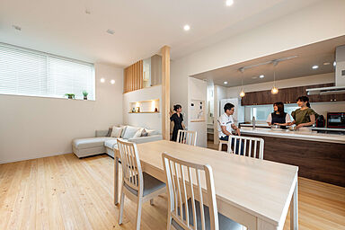 小嶋工務店 TOKYO WOOD - 立川第一展示場の施工事例「【3000万円~】高低差を生かした絶妙な設計で明るく開放感に包まれたLDKへ」の画像