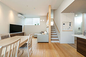 小嶋工務店 TOKYO WOOD - Forest Family展示場の施工事例「【3000万円~】高低差を生かした絶妙な設計で明るく開放感に包まれたLDKへ」の画像1