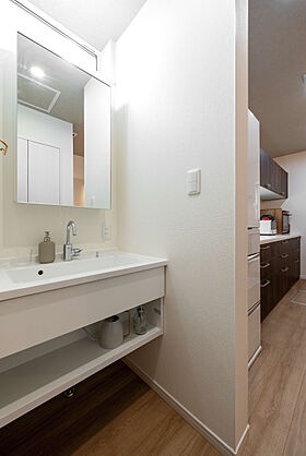 小嶋工務店 TOKYO WOOD - Forest Family展示場の施工事例「【3000万円~】高低差を生かした絶妙な設計で明るく開放感に包まれたLDKへ」の画像3