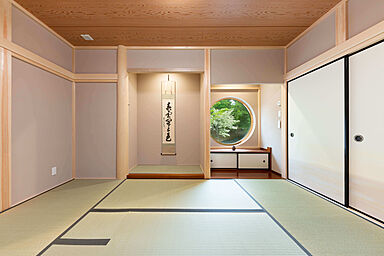 小嶋工務店 TOKYO WOOD - 小金井展示場の施工事例「桧のぬくもりと様式美薫る和室が魅力。毎日の暮らしに、四季の移ろいを採り込む住まい」の画像