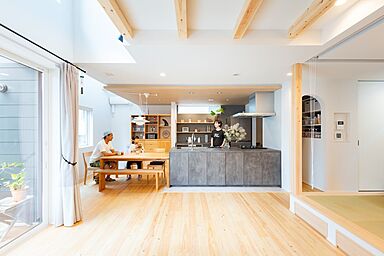 小嶋工務店 TOKYO WOOD - 小金井展示場の施工事例「【3850万円】大人のモダンスタイル空間。縦横に広がる空間設計に注目」の画像