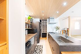 小嶋工務店 TOKYO WOOD - Forest Family展示場の施工事例「【3850万円】大人のモダンスタイル空間。縦横に広がる空間設計に注目」の画像3