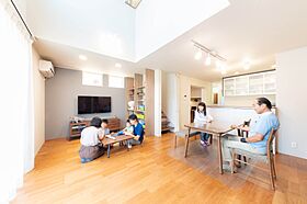 小嶋工務店 TOKYO WOOD - Forest Family展示場の施工事例「【4000万円~】程よい距離感で、おたがいの暮らしを大切にする二世帯住宅」のメイン画像