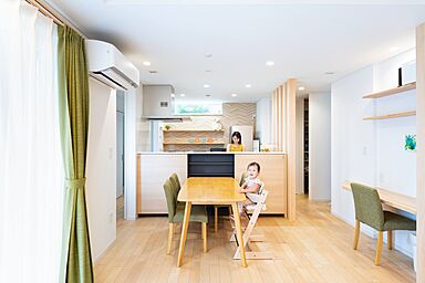小嶋工務店 TOKYO WOOD - 小金井展示場の施工事例「木の香りに包まれて。ぬくもりが広がるリビング空間」の画像