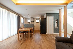 小嶋工務店 TOKYO WOOD - Forest Family展示場の施工事例「おうち大好き夫婦が過ごす開放感いっぱいのLDK。大空間でも、外断熱で中心地よく」の画像1