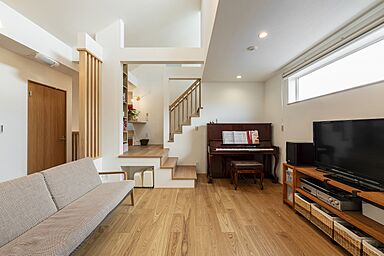 小嶋工務店 TOKYO WOOD - 小金井展示場の施工事例「ピアノの音色に、開放的なLDK こだわりのひとつひとつを細やかな空間設計で実現」の画像