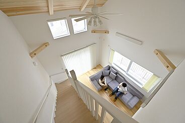 小嶋工務店 TOKYO WOOD - Forest Family展示場の施工事例「吹抜けとピクチャーウィンドウでパノラマを満喫 仕事と暮らし、どちらも楽しむ住まい」の画像