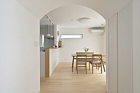 小嶋工務店 TOKYO WOOD - 立川第一展示場の施工事例「吹抜けとピクチャーウィンドウでパノラマを満喫 仕事と暮らし、どちらも楽しむ住まい」の画像3