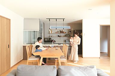 小嶋工務店 TOKYO WOOD - 小金井展示場の施工事例「家族、親族、友人が、 自然と集まる楽しい住まい 20代で叶えた、理想のマイホーム」の画像
