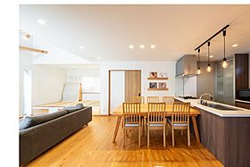 小嶋工務店 TOKYO WOOD - 立川第一展示場の施工事例「家族、親族、友人が、 自然と集まる楽しい住まい 20代で叶えた、理想のマイホーム」の画像1