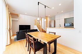 小嶋工務店 TOKYO WOOD - 立川第一展示場の施工事例「「戸建ては寒い」のイメージをくつがえす 外断熱×木の家でぬくもりあふれる住まい」の画像1