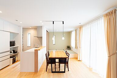 小嶋工務店 TOKYO WOOD - 立川第一展示場の施工事例「「戸建ては寒い」のイメージをくつがえす 外断熱×木の家でぬくもりあふれる住まい」の画像4