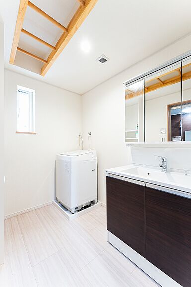 小嶋工務店 TOKYO WOOD - 立川第一展示場の施工事例「「戸建ては寒い」のイメージをくつがえす 外断熱×木の家でぬくもりあふれる住まい」の画像9