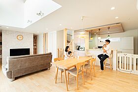 小嶋工務店 TOKYO WOOD - 立川第一展示場の施工事例「『機能性』と『ぬくもり』を調和させた ストレスフリーな憩いのマイホーム」のメイン画像