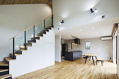 小嶋工務店 TOKYO WOOD - 小金井展示場の施工事例「ハイスペックな性能とデザインを 両立したスタイリッシュな住まい」の画像