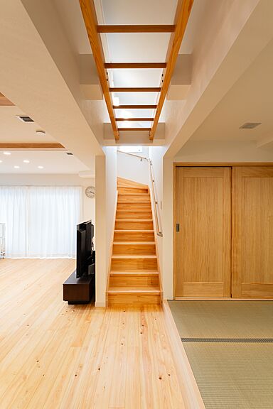 小嶋工務店 TOKYO WOOD - Forest Family展示場の施工事例「建築士のアイデア満載のプランで 桧薫る、ゆとりの三世帯3階建ての家へ」の画像4