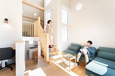 小嶋工務店 TOKYO WOOD - 小金井展示場の施工事例「スキップフロアと吹き抜けで建坪20坪台でも、開放感ある理想の住まいへ」の画像