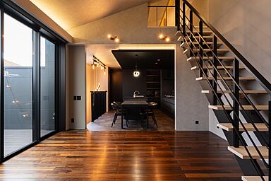 小嶋工務店 TOKYO WOOD - Forest Family展示場の施工事例「ダークカラーで魅せる 癒しと上質が共鳴する住まい」の画像