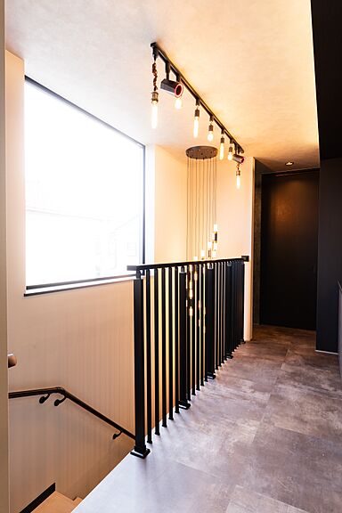 小嶋工務店 TOKYO WOOD - 小金井展示場の施工事例「ダークカラーで魅せる 癒しと上質が共鳴する住まい」の画像6