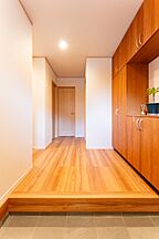 木の家スタイルの玄関 小嶋工務店 TOKYO WOOD - 三鷹展示場の事例画像