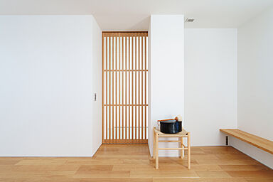 小嶋工務店 TOKYO WOOD - 小金井展示場の施工事例「時間で移ろう光を愉しむ 美術館のようにミニマルで美しい住まい」の画像7