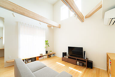 小嶋工務店 TOKYO WOOD - 小金井展示場の施工事例「空が見える2階リビングで、 子どもがのびのび育つ暮らし」の画像