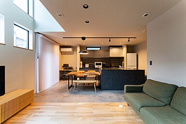 小嶋工務店 TOKYO WOOD - 小金井展示場の施工事例「木のぬくもりと落ち着いた色彩に包まれる、吹き抜けリビングの家」の画像