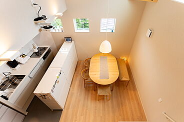 小嶋工務店 TOKYO WOOD - 小金井展示場の施工事例「リビングは、2階へ。プロに委ねてたどり着いた住まい」の画像
