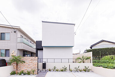 一生健命の家づくり研究会の施工事例「【一生健命の家づくり研究会】無垢材とモノトーンで仕上げたモダンハウス」の画像1