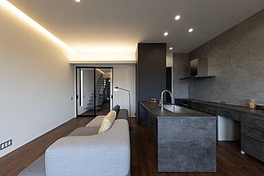 一生健命の家づくり研究会の施工事例「【一生健命の家づくり研究会】高天井3mの広がりを感じるモダンな家」の画像2