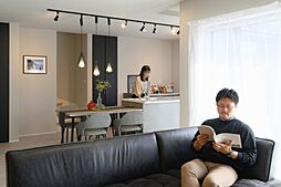 株式会社八幡 青梅店の施工事例「【御殿場市/31坪】木目素材をアクセントに使用したホテルライクな家」の画像