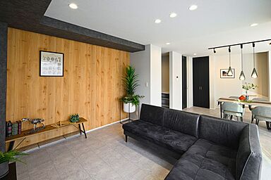 株式会社Standard 沼津市岡宮展示場の施工事例「【御殿場市/31坪】木目素材をアクセントに使用したホテルライクな家」の画像1