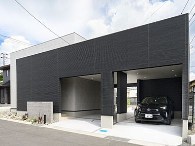 株式会社スタンダード 沼津市岡宮展示場の施工事例「【富士宮市/35坪/平屋】愛車と開放感を独り占めする、ガレージ&コートハウス」の画像1